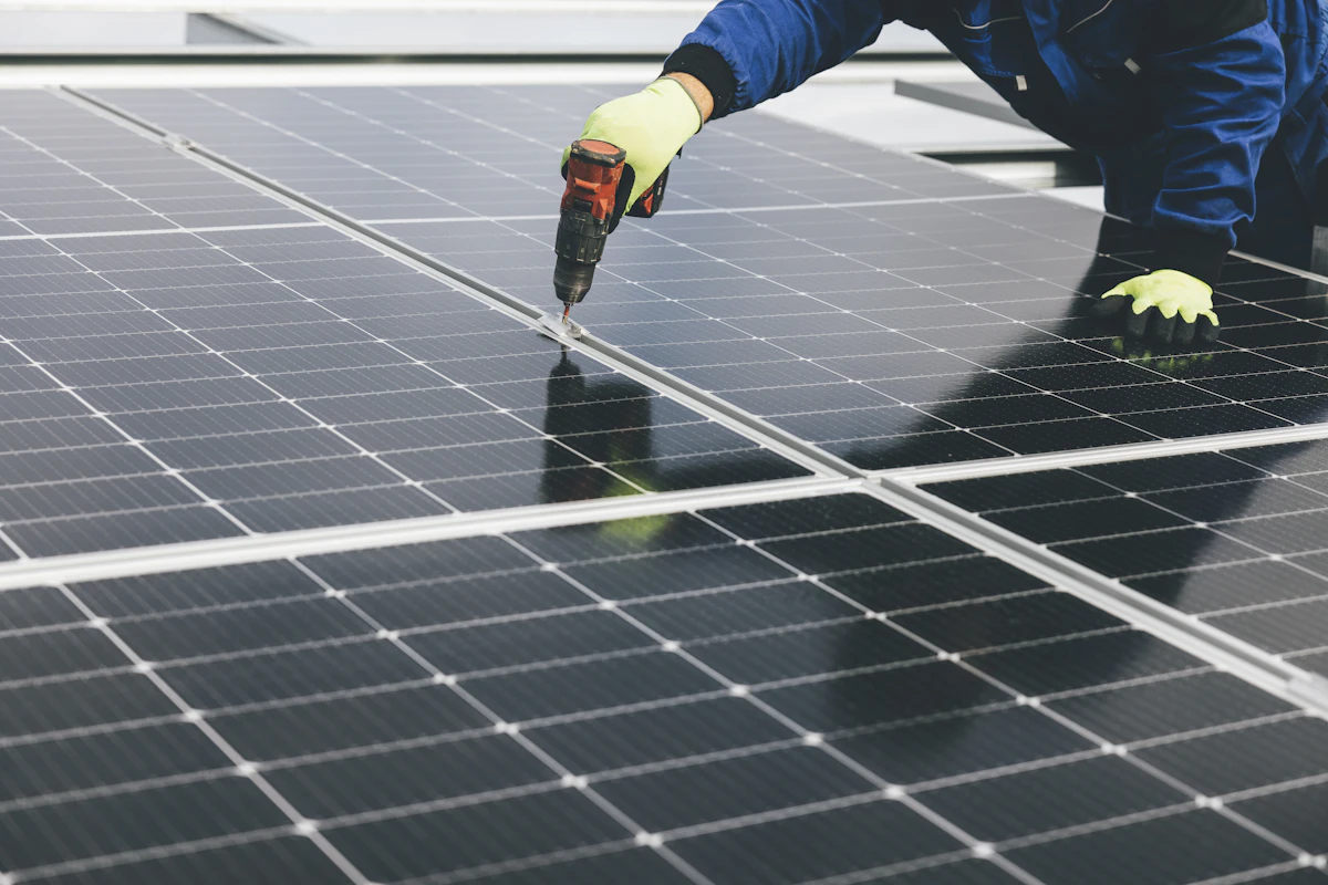 Elektriker montiert ein Photovoltaik-Modul