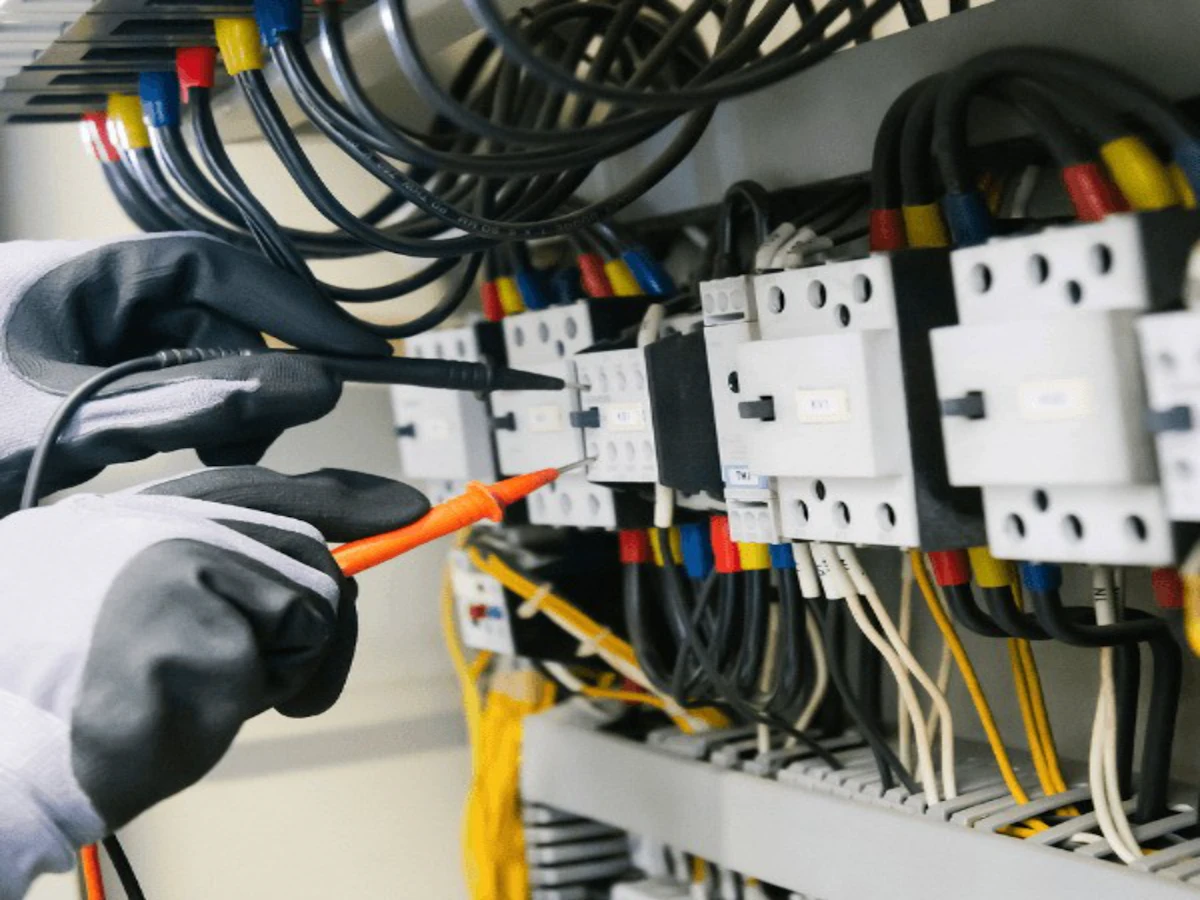 Arbeit am Elektroverteiler