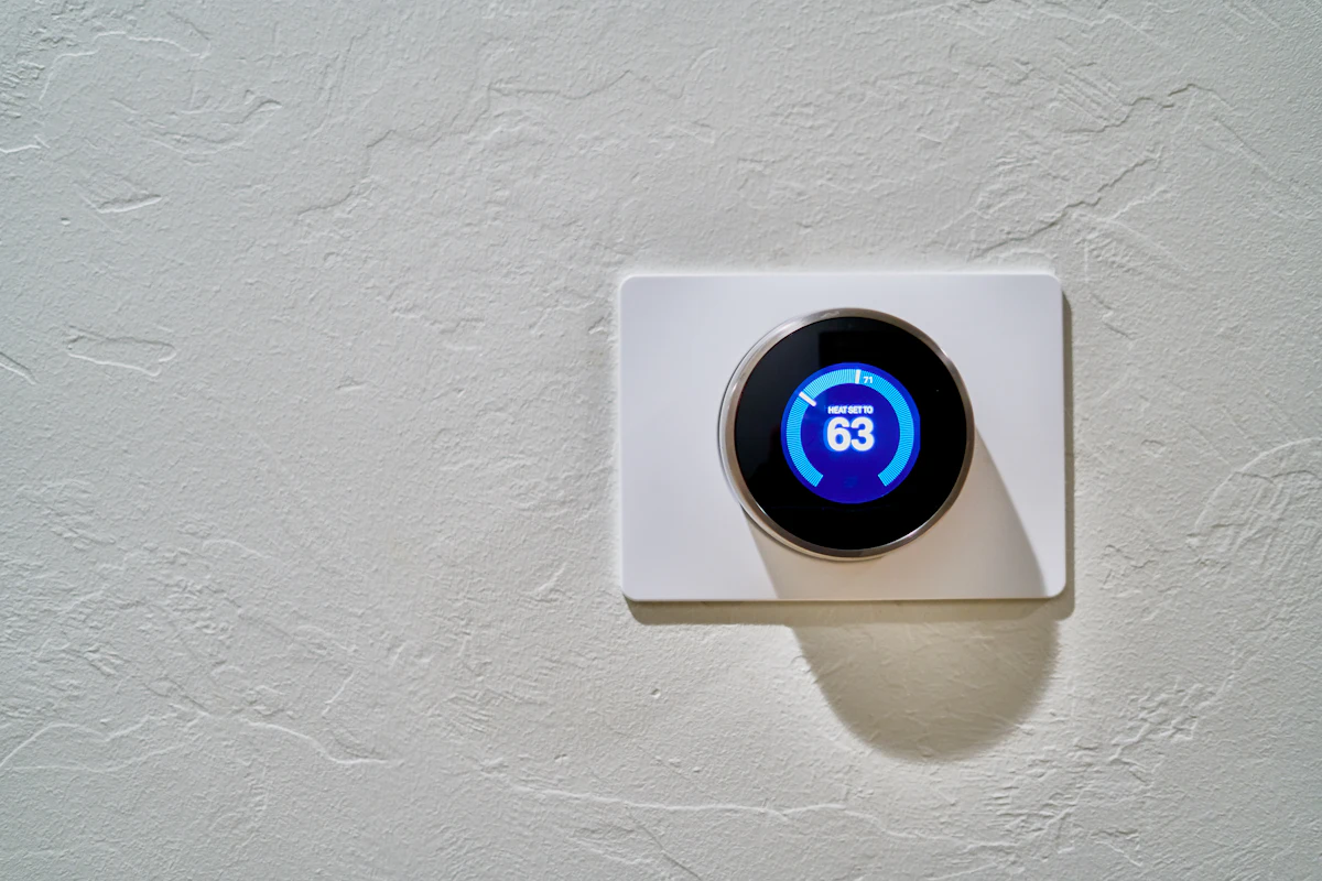 Smart-Home-Thermostat an der Wand